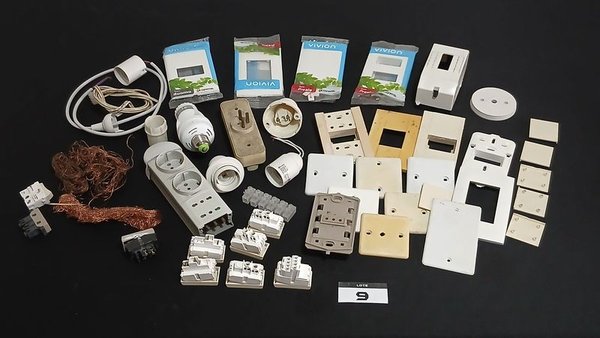Lote de Artículos Eléctricos: Tomas, Tapas, Fichas y Más - imagen 1