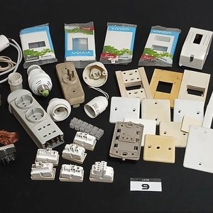 Lote siguiente: Lote de Artículos Eléctricos: Tomas, Tapas, Fichas y Más