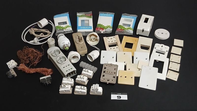 Lote de Artículos Eléctricos: Tomas, Tapas, Fichas y Más