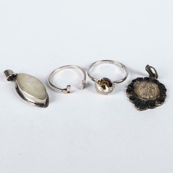 Conjunto de Dos Anillos y Dos Dijes de Plata