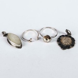 Conjunto de Dos Anillos y Dos Dijes de Plata - imagen 1