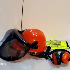 Lote siguiente: Casco de Seguridad Naranja con Protección Facial, Orejeras y Guantes Verdes