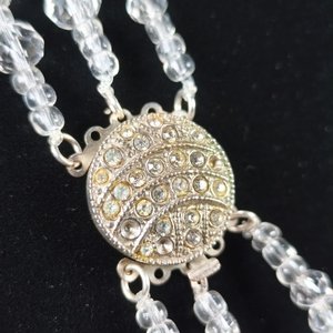 Lote de Joyería: Collar de Perlas Fantasía, Collar de Cristal de Roca y Prendedor Camafeo - imagen 6