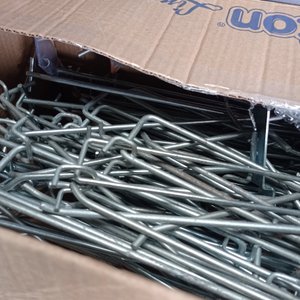 Lote anterior: Más de 100 perchas en metal para exhibir en diferentes formas y tamaños. 