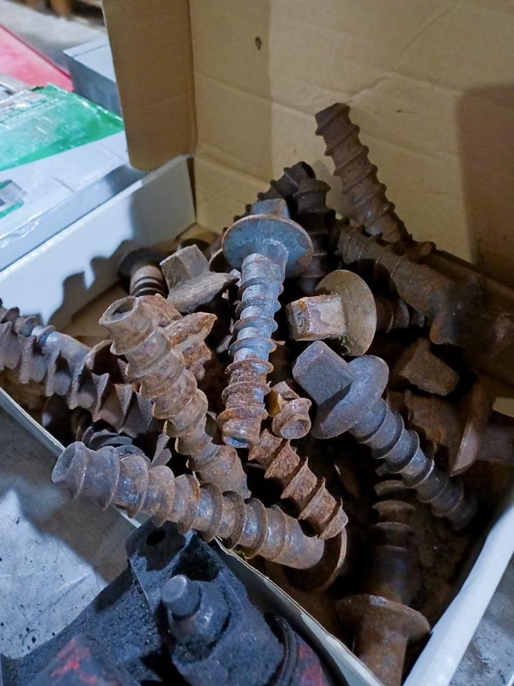 25 Tornillos de Rieles Ferroviarios Antiguos Oxidados