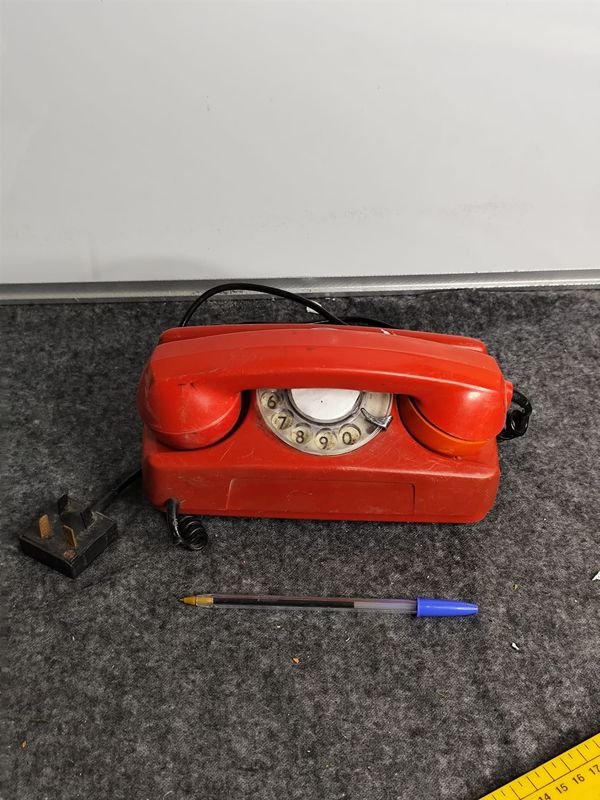 Teléfono Antiguo Rojo con Disco Numérico