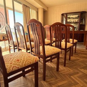 Lote anterior: Juego de 8 Sillas Tapizadas de Madera Estilo Clásico