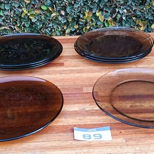 Set de 8 Platos Llanos Vidrio Ambar y 3 Jarras Cerveceras - imagen 2