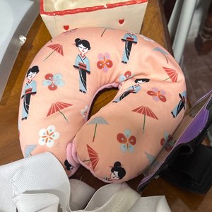 Lote siguiente: Almohada de Viaje Rosa con Estampado Japonés