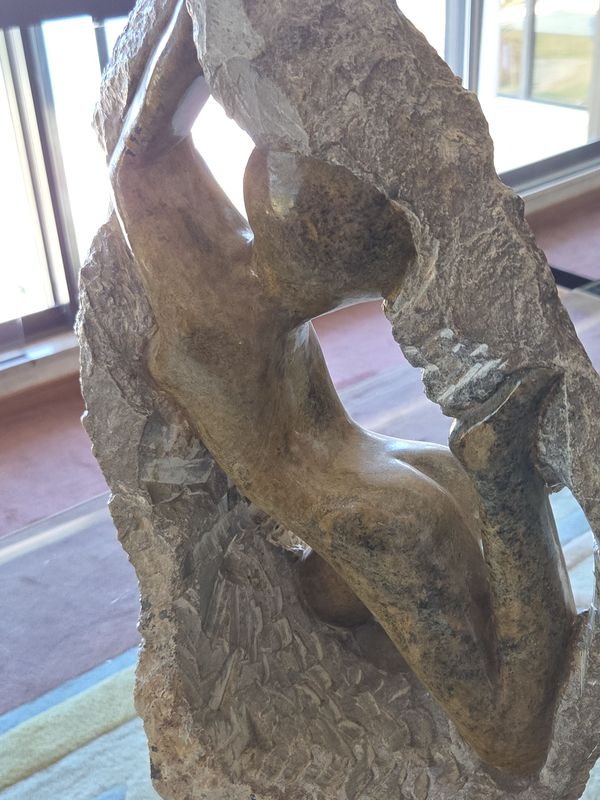 Escultura de mujer desnuda en piedra - imagen 5