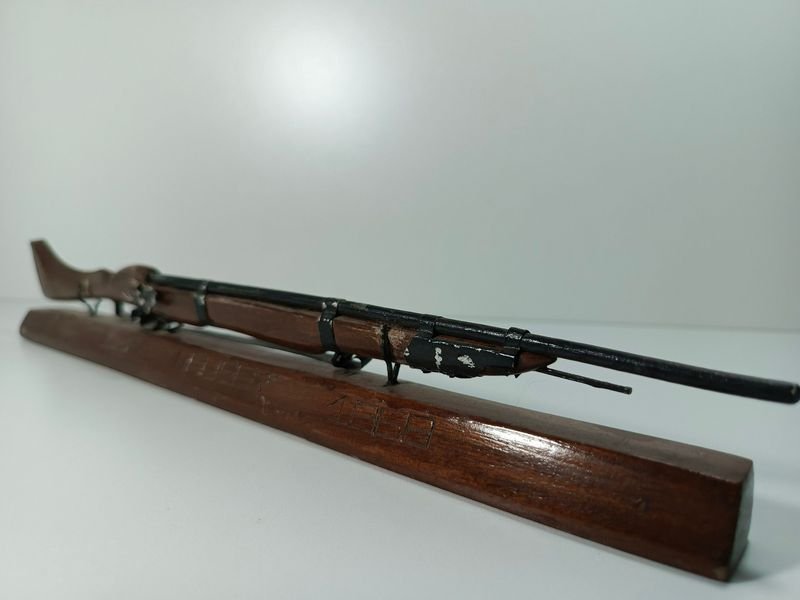 Réplica de rifle Mauser grabado CUBA en madera y metal - imagen 2