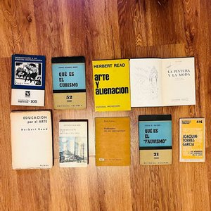 Lote siguiente: Lote de 9 Libros de Arte y Pintura: Hauser, Read, Worringer, Werth, Romero Brest, Payró, Torres García