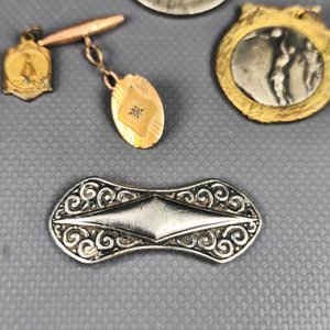 Lote de Bijouterie: Medallas, Gemelos, Relojes y Más - imagen 4