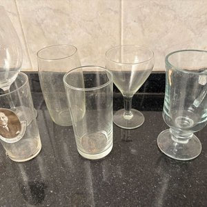 Jarra y Vasos de Vidrio con Detalles Dorados y Grabados - imagen 4