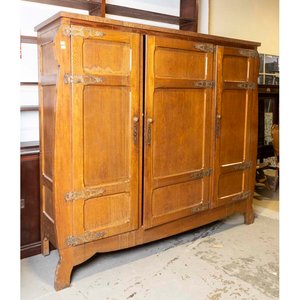 Lote anterior: Ropero de Roble con Tres Puertas y Cuatro Cajones
