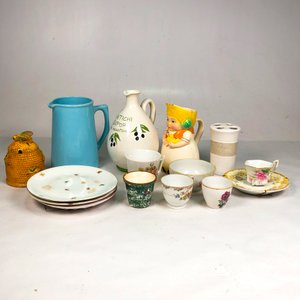 Lote de Porcelana: Jarras, Tazas, Platos, Azucarero y Portalápices - imagen 2