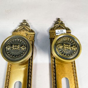 Par de Pestillos Antiguos de Bronce con Placa Decorada - imagen 2