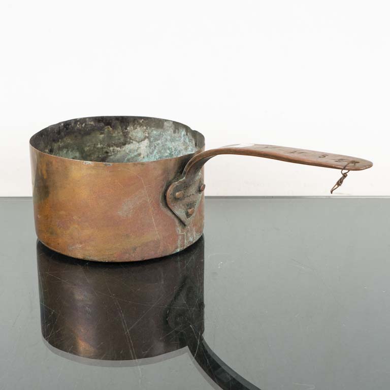 Lote siguiente: Olla de cobre antigua con patina - Medidas: 20x11cm
