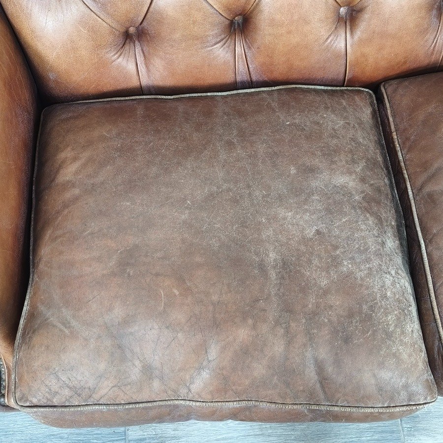 Sillón de cuero natural con respaldo capitoneado y almohadones desgastados - imagen 8