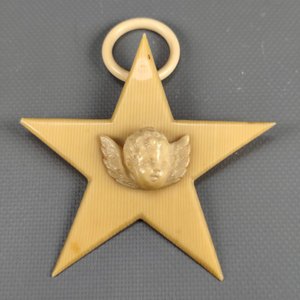 Lote anterior: Estrella de colgar en celuloide con diseño de angel en relieves, Medida: 9.5cm