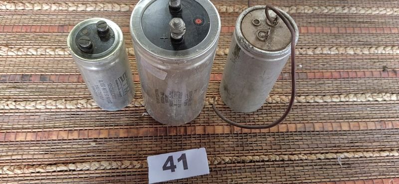 Lote de 3 Capacitores Electrónicos