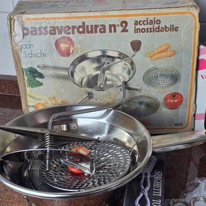 Conjunto Variado de Utensilios de Cocina: Tetera, Pasapurés y Más - imagen 2