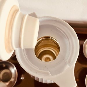 Jarra Térmica Blanca con 8 Copitas de Acero Inoxidable - imagen 5