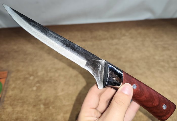 Cuchillo de mango remachado en madera con funda de cuero - imagen 3