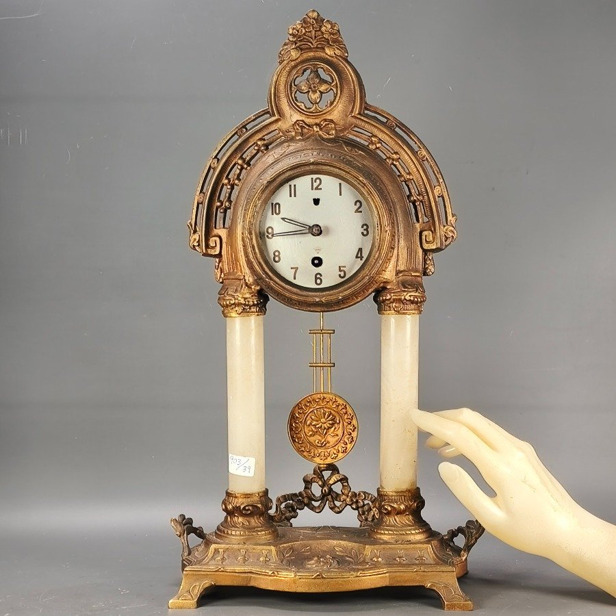 Relojes de Sobremesa Antiguos Francés con Estructura Ornamental y Columnas en Alabastro - imagen 6