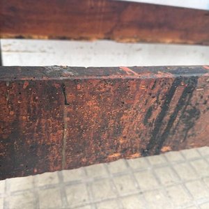 Banco de Carpintero Antiguo de Madera Oscura con Prensa - imagen 5