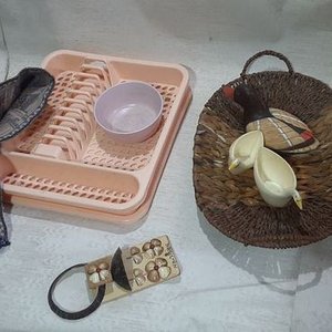Lote siguiente: Canasta, Escurridor y Tapiz con Figuras