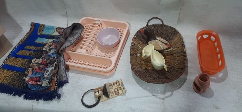 Canasta, Escurridor y Tapiz con Figuras