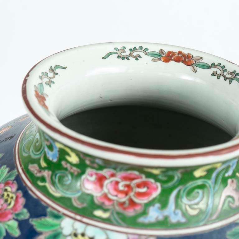 Gran florero de porcelana con diseño floral y figuras - imagen 2