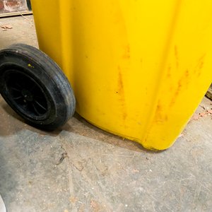 Un tacho rodante para residuos plastico color amarillo rodant - imagen 4