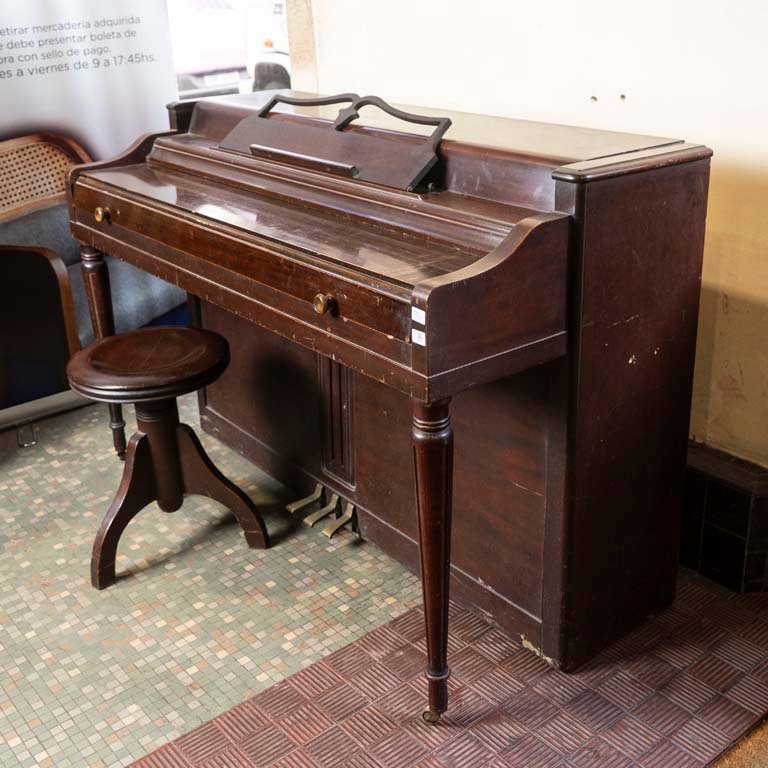 Piano Vertical Wurlitzer Americano con Banqueta Giratoria