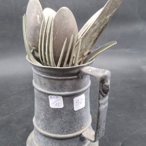 Lote anterior: Jarra Antigua con Cubiertos de Metal Plateado