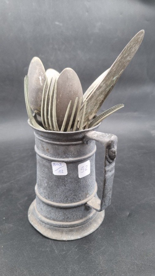 Jarra Antigua con Cubiertos de Metal Plateado
