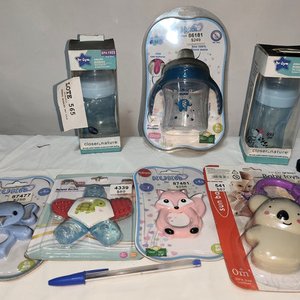 Lote de Artículos para Bebé: Mamaderas, Mordillos y Juguetes - imagen 2