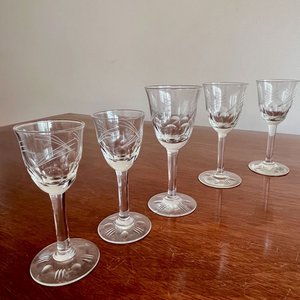 Juego Antiguo Botellón de Licor con 12 Copas Talladas - imagen 5