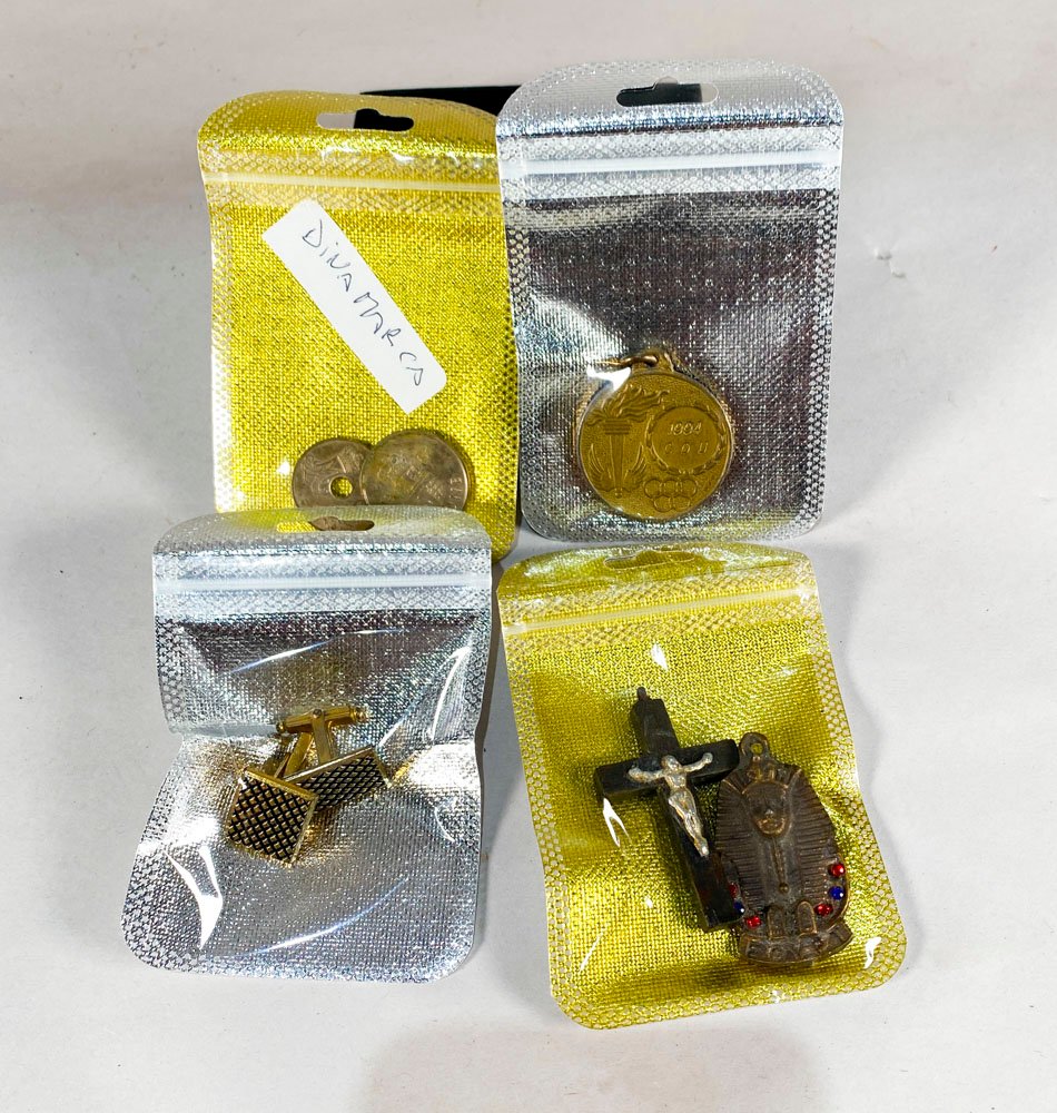 Lote de Monedas, Medallas y Dijes Vintage