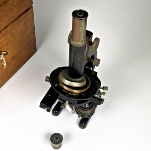 Microscopio Antiguo Carl Zeiss Göttingen Metal y Bronce con Accesorios y Caja de Madera - imagen 6