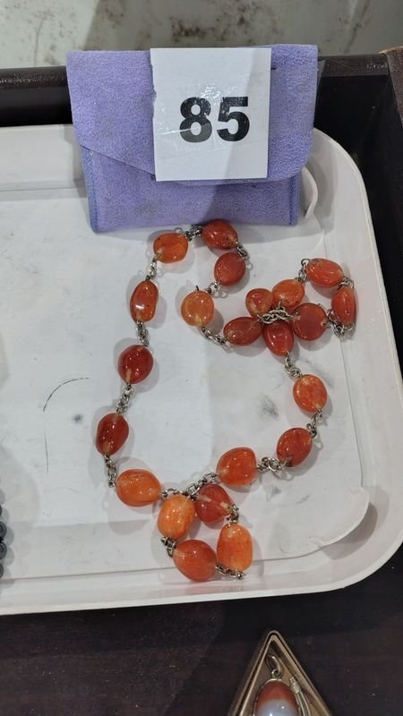 Lote siguiente: Collar con Piedras Preciosas en Cuerda