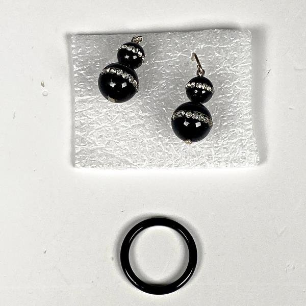 Par de Caravanas de Onix con Circonias y Anillo Negro - imagen 1
