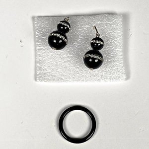 Par de Caravanas de Onix con Circonias y Anillo Negro - imagen 1