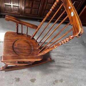 Mecedora Clásica de Madera Marrón - imagen 1