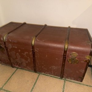 Lote anterior: Gran Baúl de Viaje Antiguo Marrón con Herrajes Metálicos