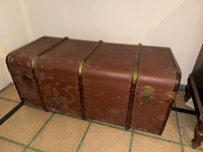 Gran Baúl de Viaje Antiguo Marrón con Herrajes Metálicos