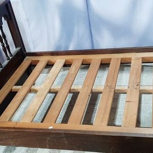 Cama Antigua de Madera Oscura con Piecera y Cabecera Torneada - imagen 2