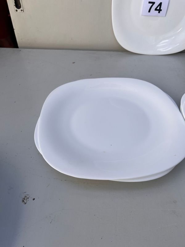 Platos de porcelana blanca con etiqueta '74' - imagen 4