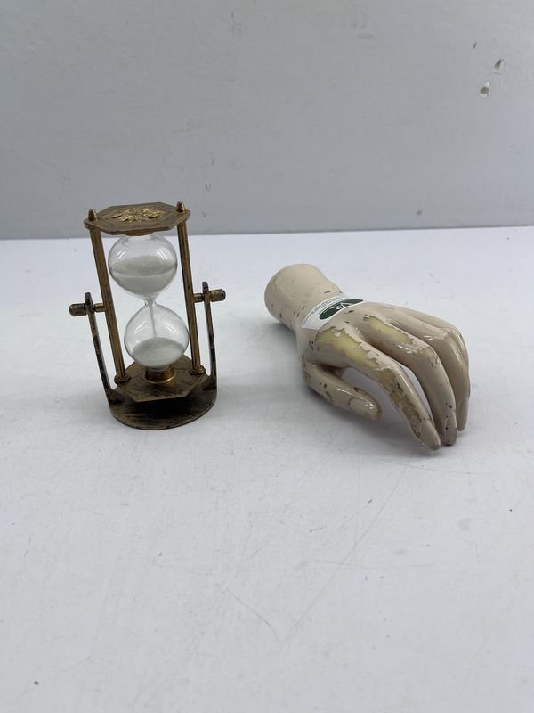 Reloj de Arena Decorativo con Estructura Dorada y Mano de Maniquí